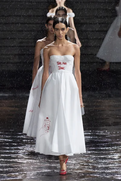 Look 100